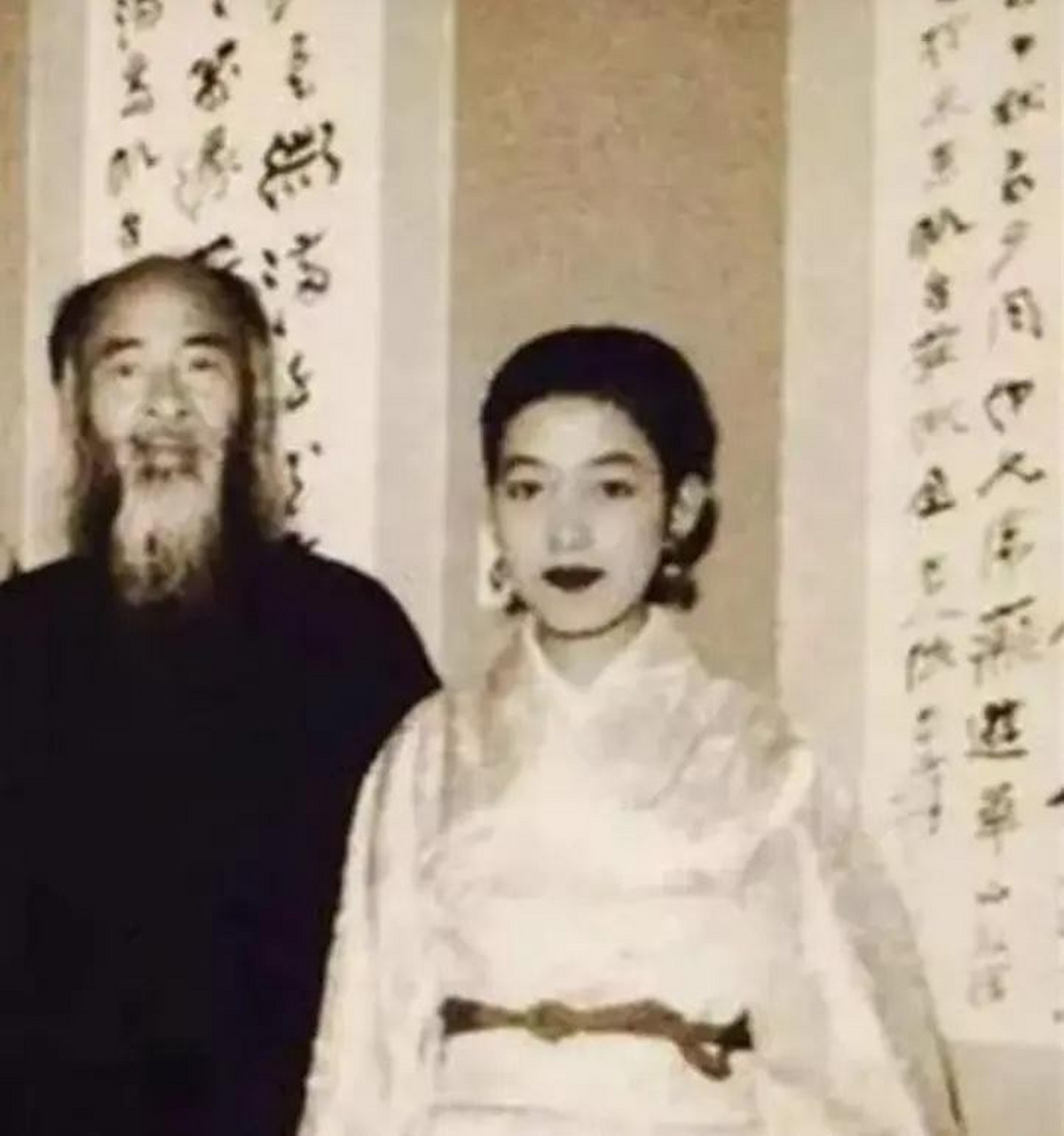 1944年,48岁的张大千迎娶了18岁的徐雯波 在两人新婚也,徐雯波看着