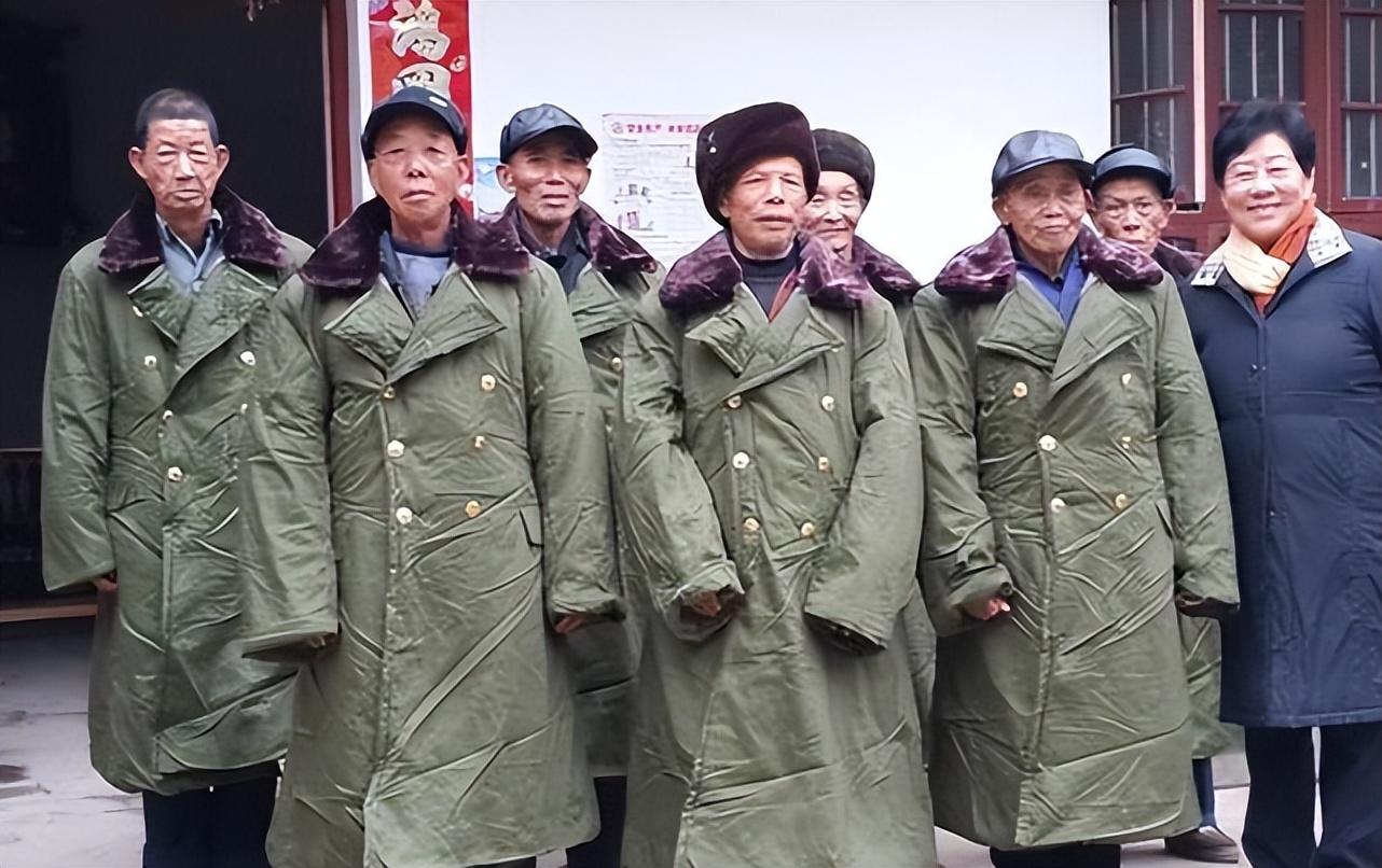 回顾中国军大衣风靡海外,穿后直接不想脱,老外:"东方的时尚战袍"