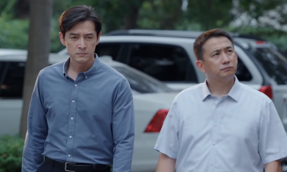 同样是演老干部,把《县委大院》胡歌跟黄磊放一起,差距就出来了