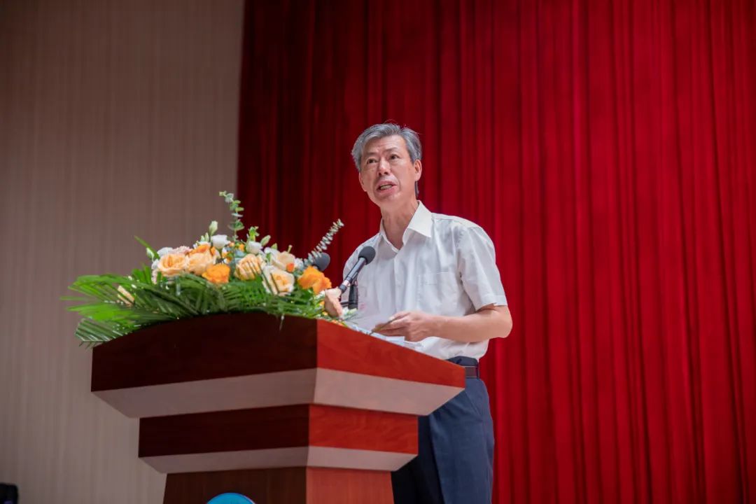 武钢三中2023届毕业典礼:程爱林校长为30人拨穗并颁发毕业证书