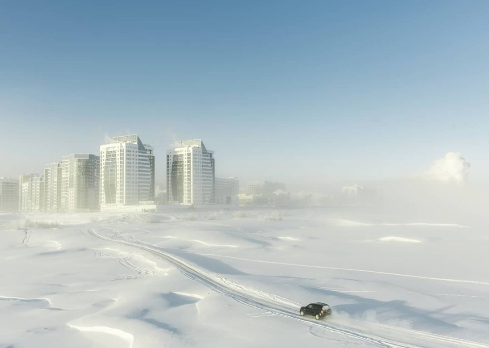 圈以南480公里,凭借着连续6~7个月的极端低温,成为世界上最冷的城市