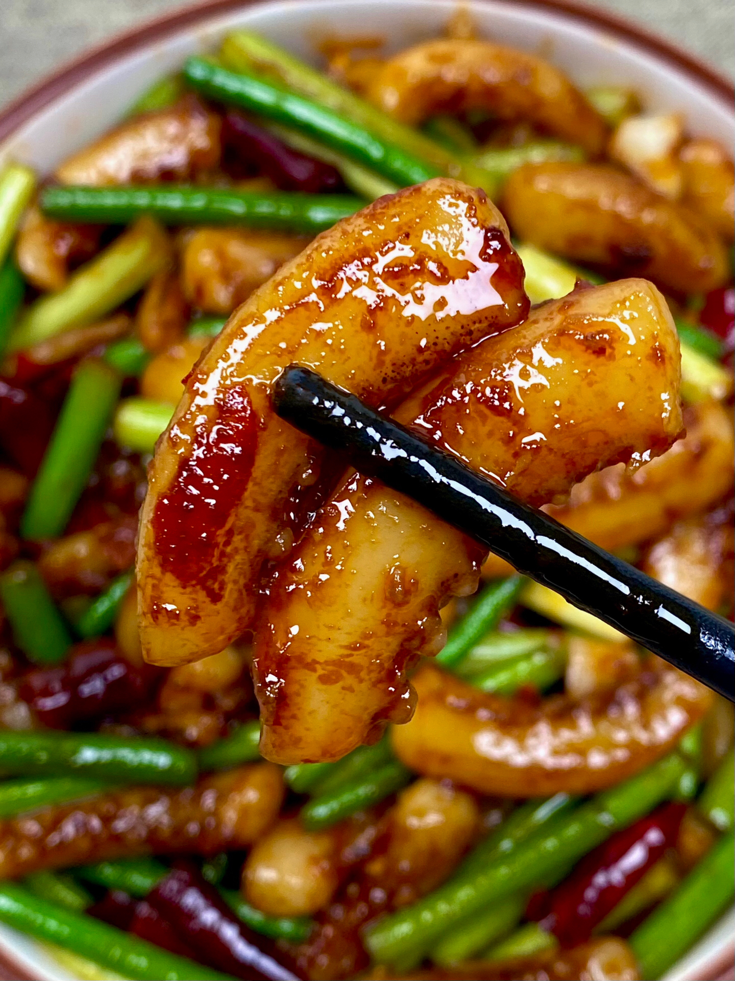 蒜苔炒鱿鱼也太好吃了吧!酱汁浓郁,香辣过瘾,真的巨下饭