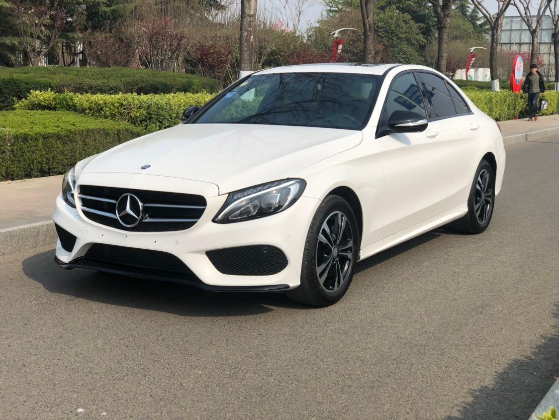 女子买新车发现"不明液体"!找商家讨说法却被骂,自己没数吗?