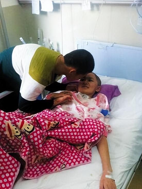 回顾男子不惜负债20万，只为救醒植物人女友，对方醒后却直接报警