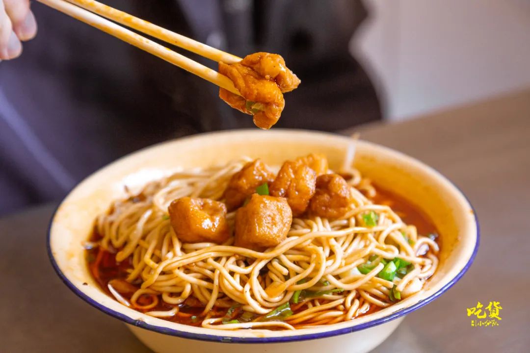 看着碗底剩下的白豆腐,想起当时就着打包碗的我们,一上来就是寻找那吸