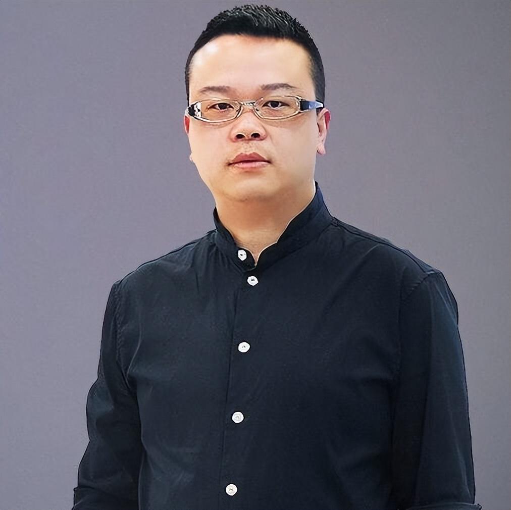 林奇打着父母的名义,挨个上亲戚家借钱,"等我爸妈回来,他们马上把钱还