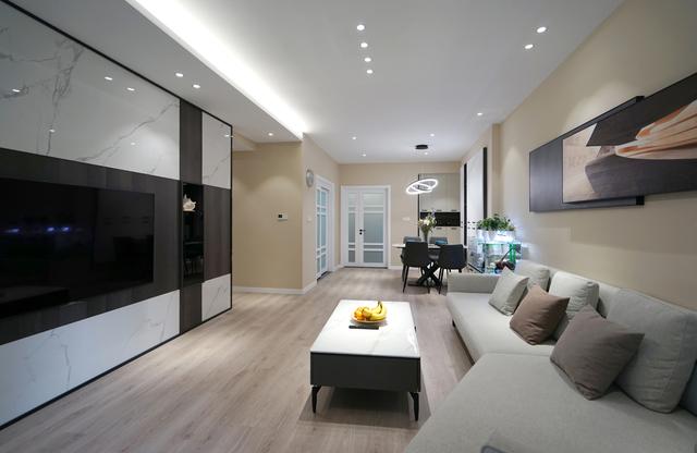 客厅开间小就学她家装修,直接扔掉电视柜,完全不影响使用!