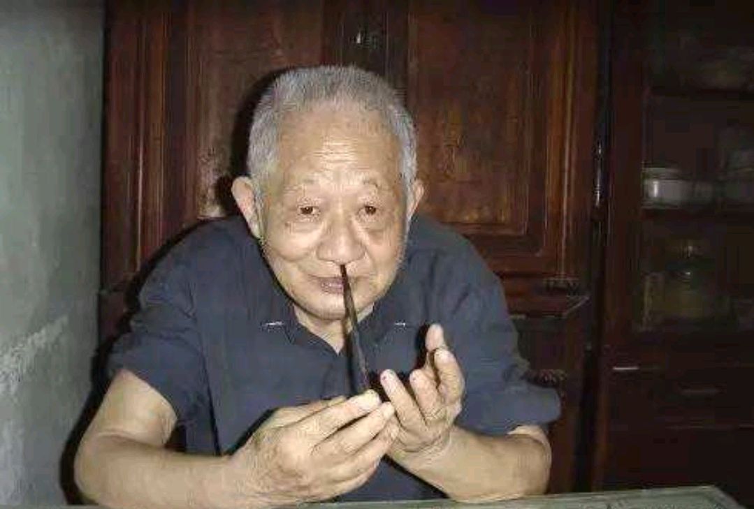 中医周尔晋"自学成医,给人看病从不收费,用火柴棍就能治病