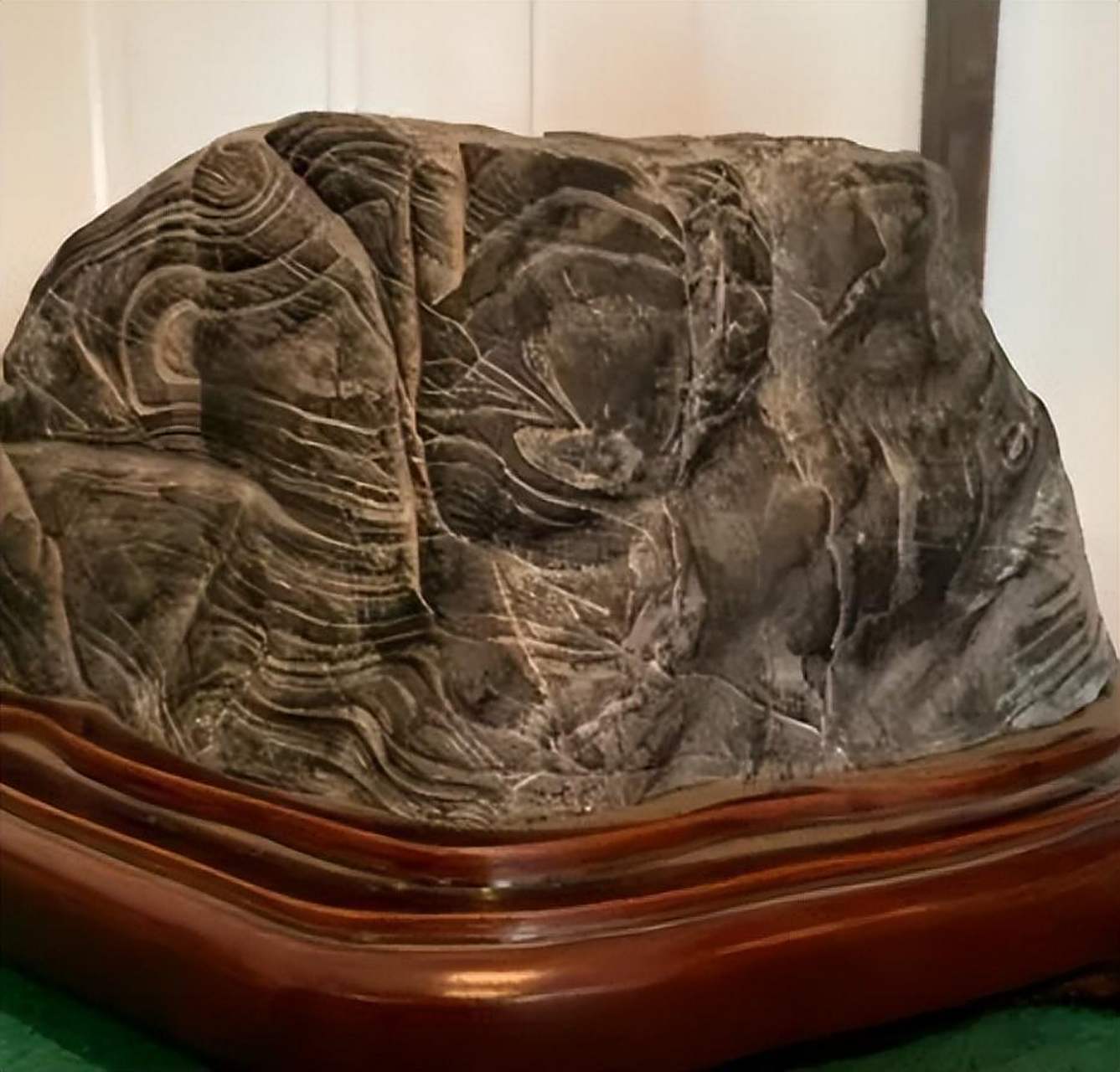 吕梁石,作为中国传统文化中的一种名贵石材,自古以来备受珍视.