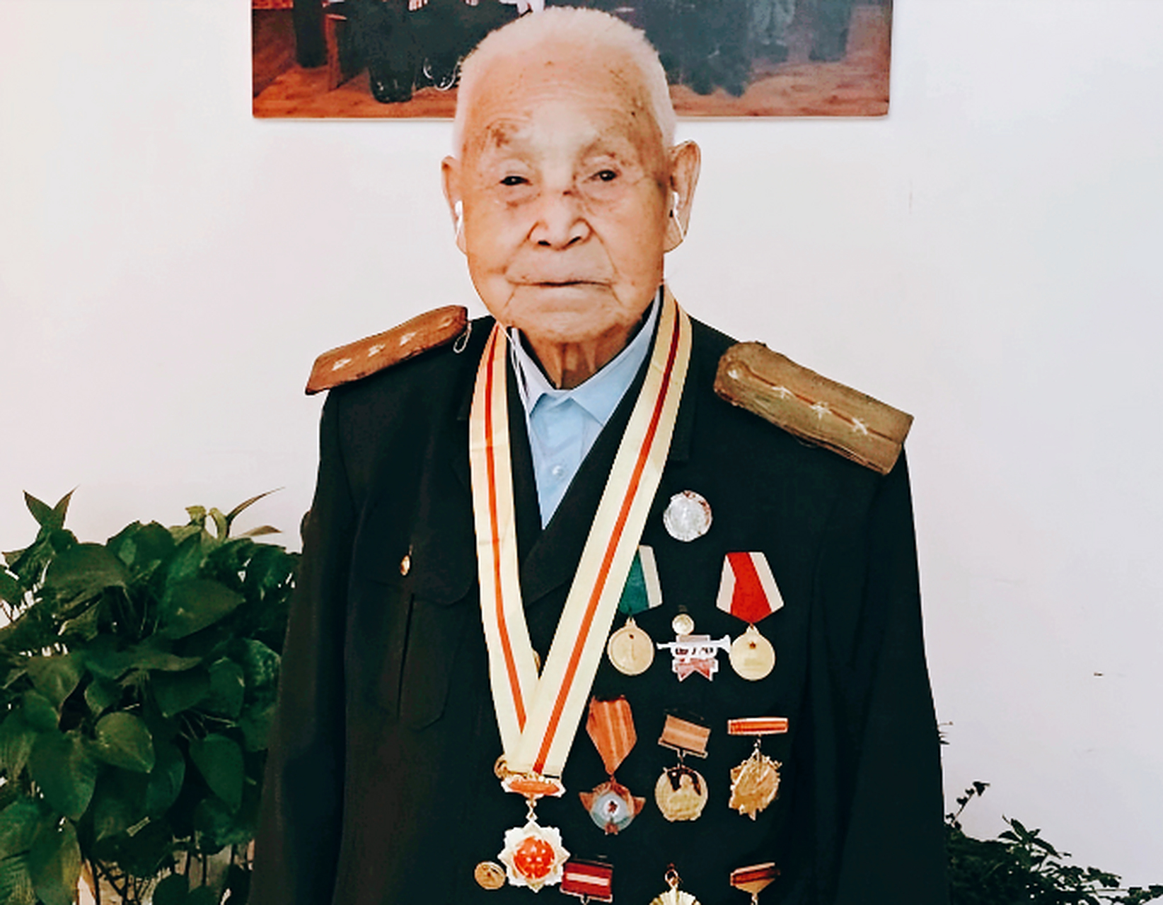 1943年2月,18岁新兵宫万荣拿着大刀,发现俩鬼子的