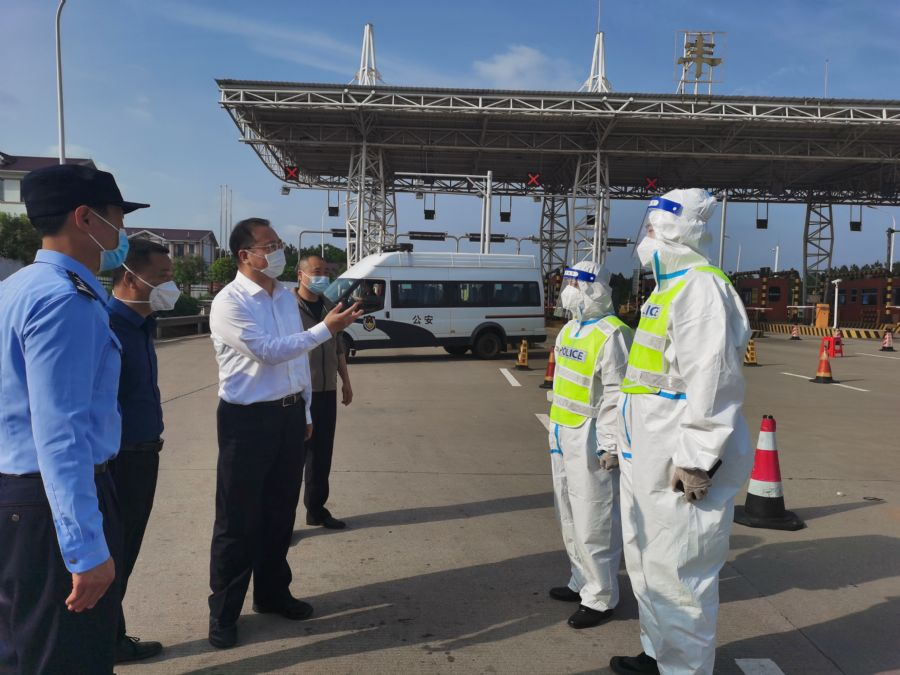 抗疫进行时熊锋督导全局疫情防控工作慰问执勤民警辅警