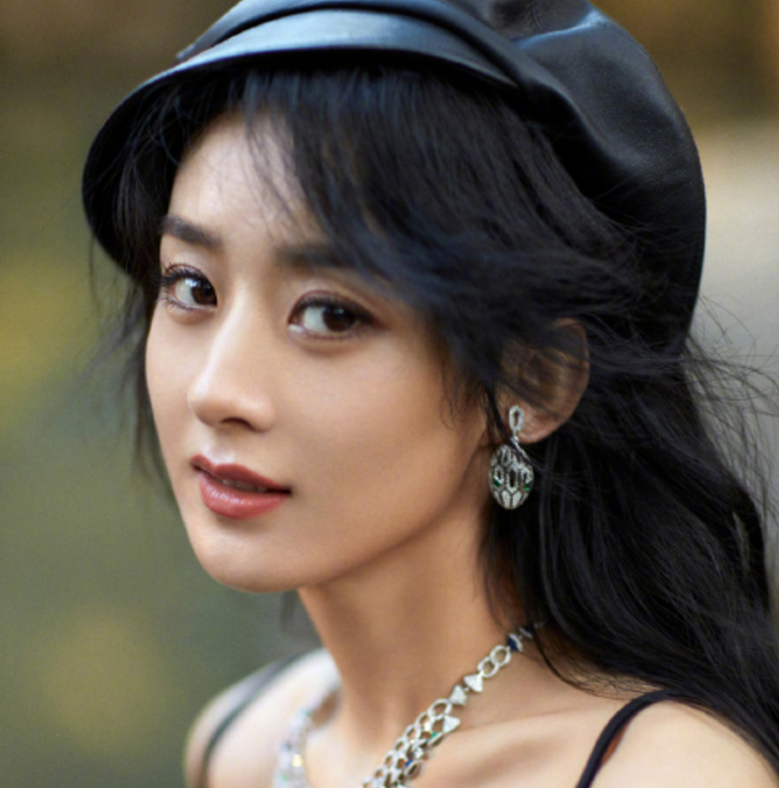 赵丽颖全新剧组拍摄曝光:在房车中换装,和李光洁先后进入摄影棚