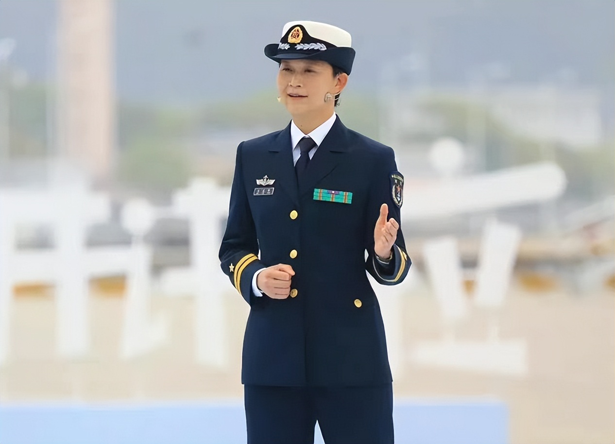 中国海军首位女舰长,曾拒绝百万年薪,为参军以博士身份特招入伍