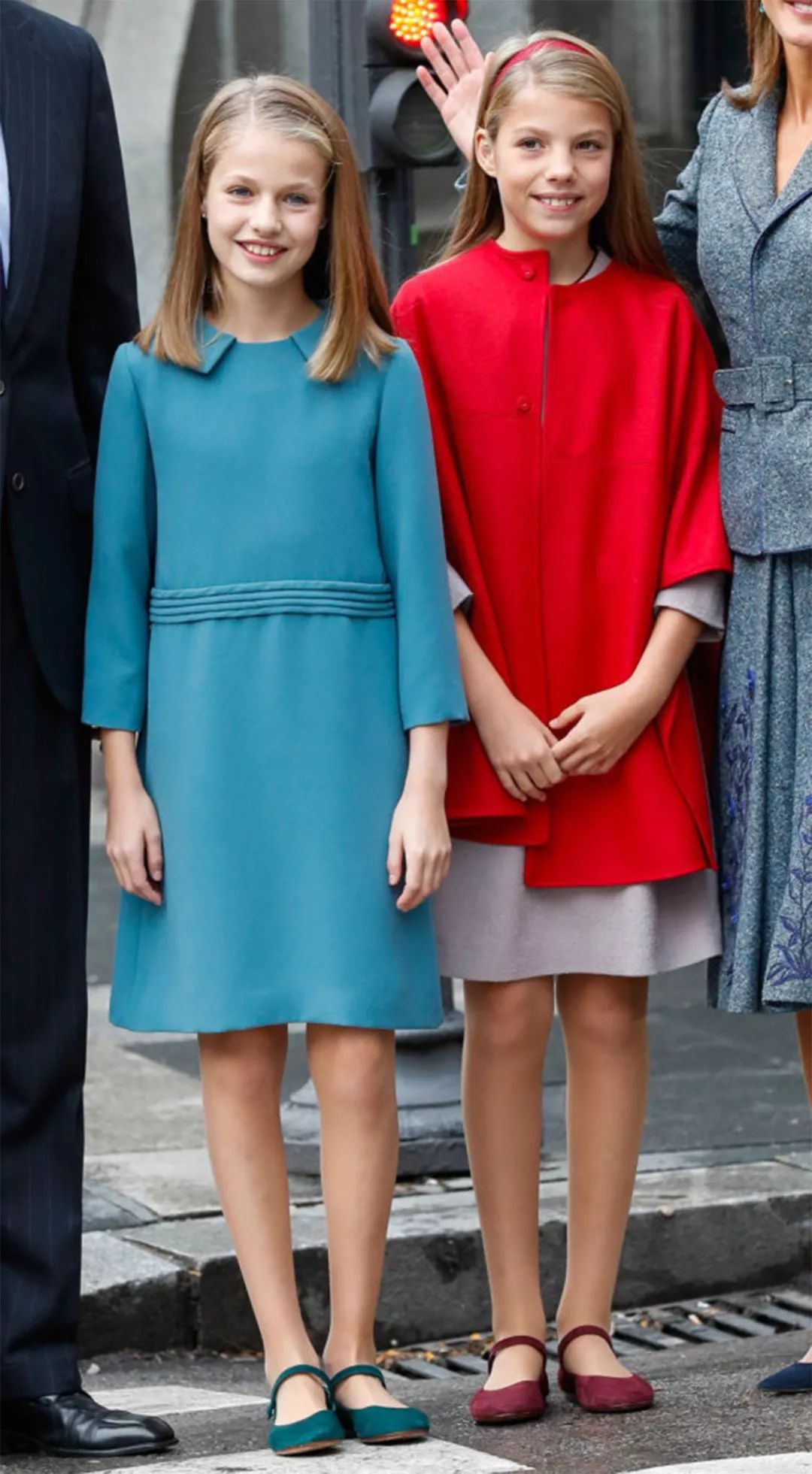 西班牙公主莱昂诺尔真会穿,玫红色连衣裙青春靓丽,活泼可爱