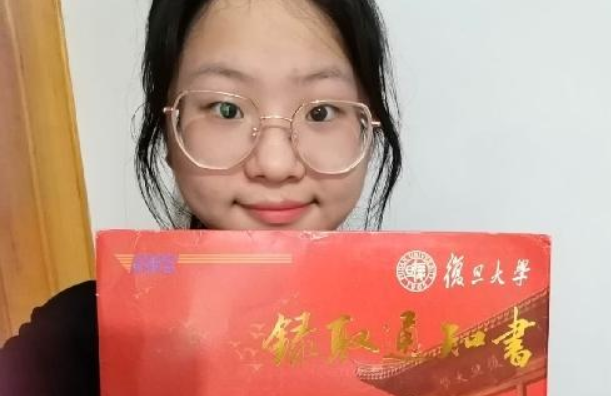 "最难看"录取通知书,充满敷衍毫无仪式感,甚至要学生自行打印