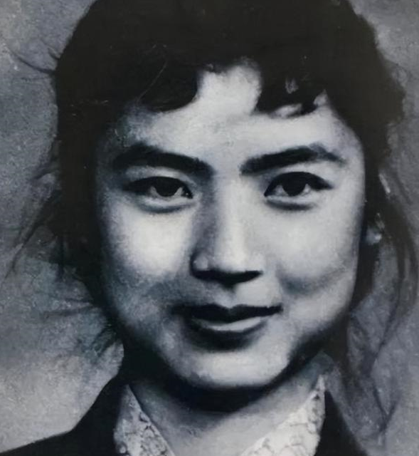 90年代,林立果"女友"张宁,与丈夫林赛围,一张罕见的全家福