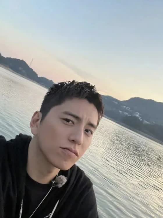 王大陆脚踏n条船?网友:他一直玩的很花!