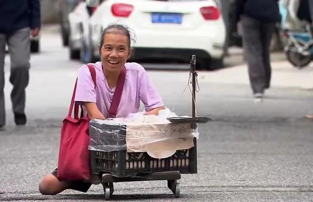 回顾一个无手无脚的女人身高105厘米靠自身努力收获满满的幸福