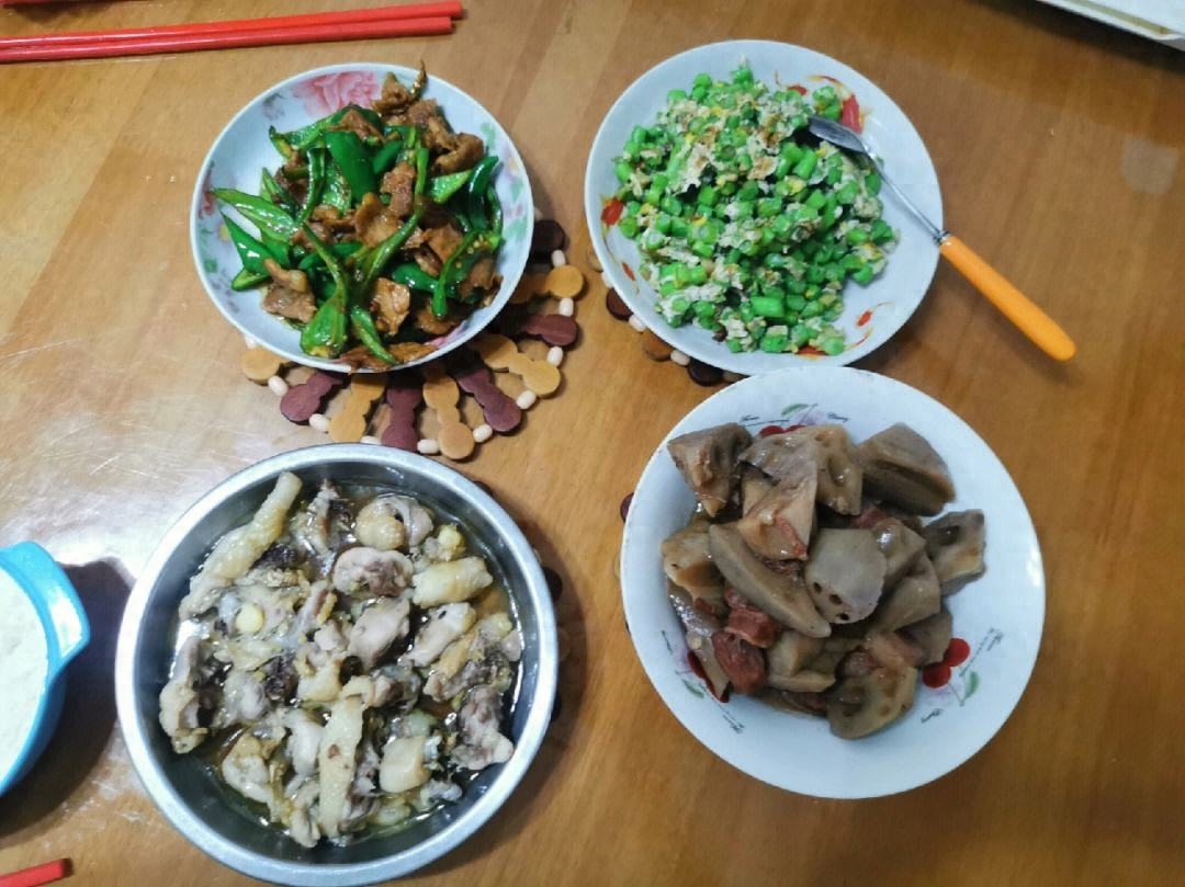 这天中午何大爷特意给儿子儿媳做了一大桌子菜,等到开饭时,倩倩走到