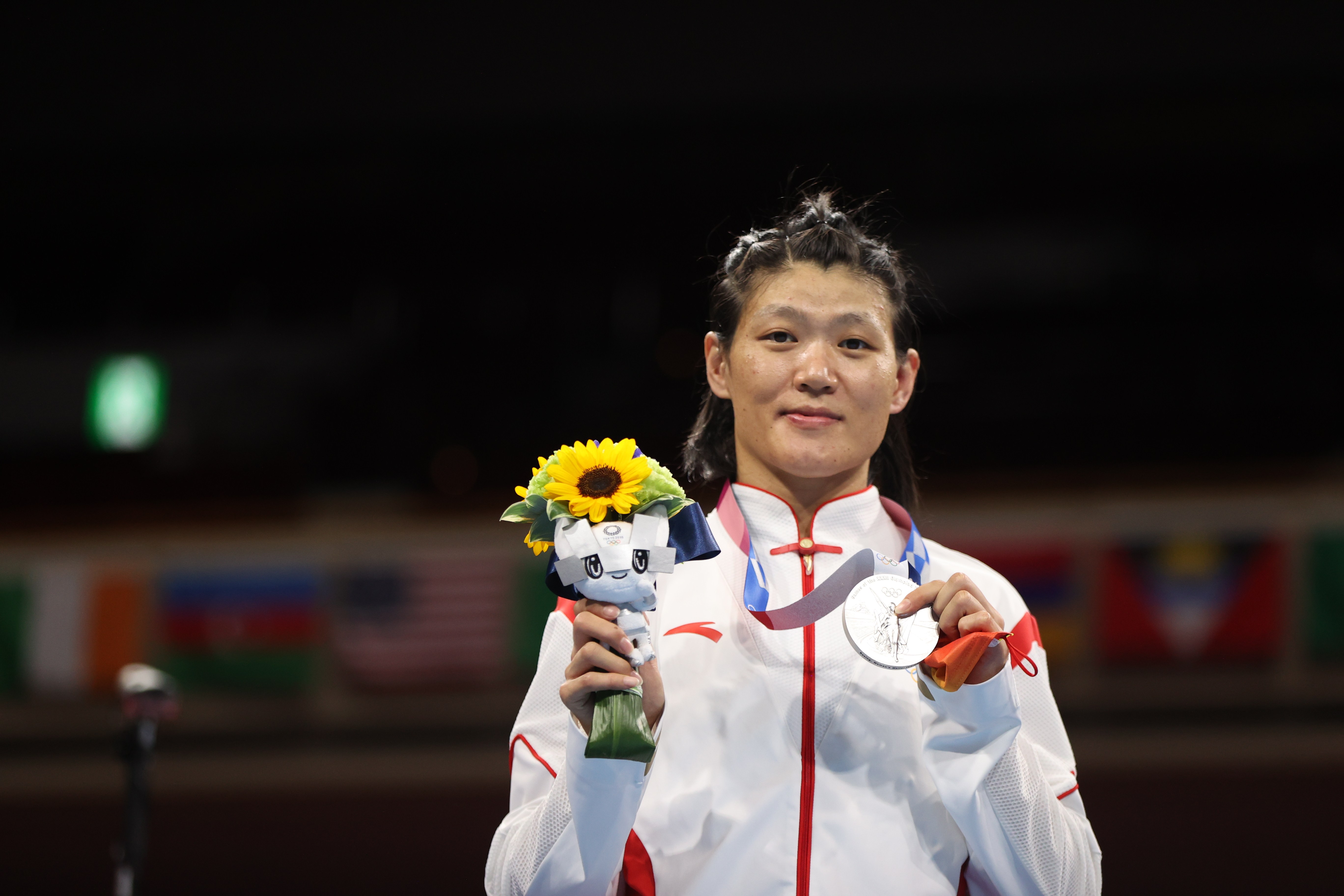 拳击——女子69公斤级决赛:谷红摘银