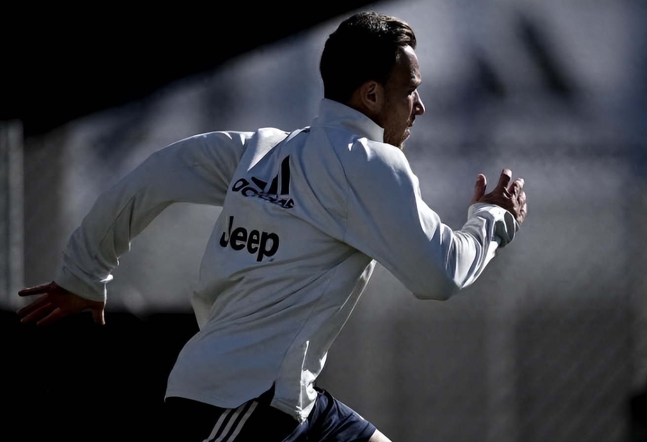 反转!被利物浦扫地出门的水货中场,如今大放异彩,梅西嗅到不安