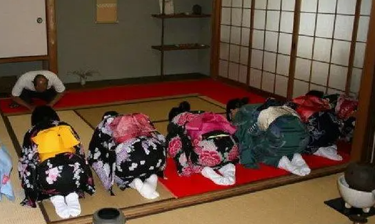 日本人为何偏爱"跪着"?跪坐文化起源于哪呢?原来竟是中国