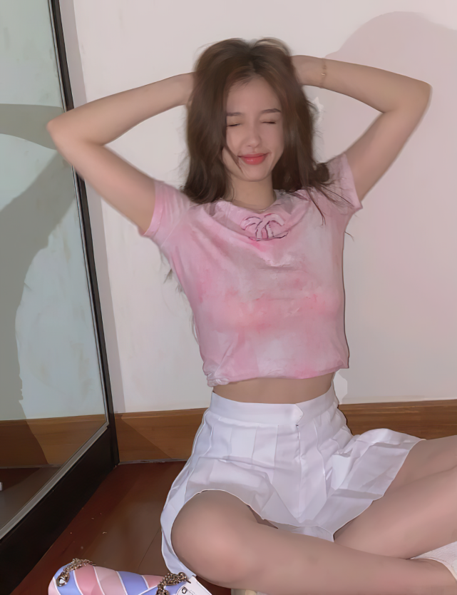 虞书欣穿小一码裙子,侧身后肚子成焦点,网友:你可是女团成员啊