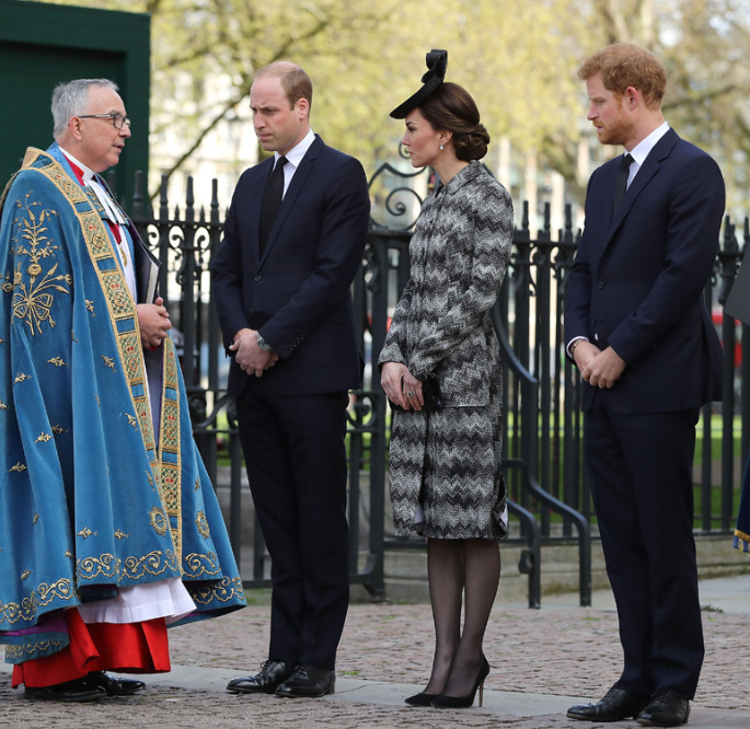 哈里宣布返回英国后,凯特王妃和威廉王子发了与狗互动视频
