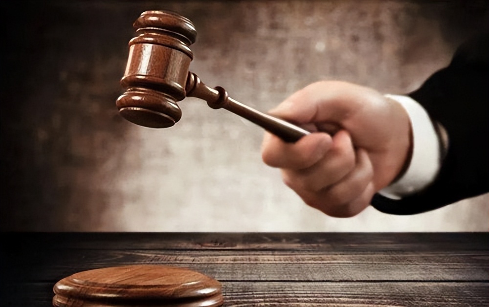 10年杨天庆走下法庭,含泪与妻子见面后被押法场,枪决前神色镇静