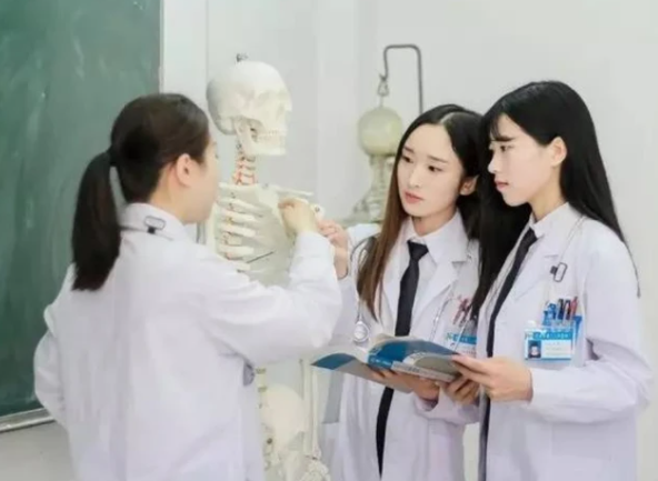 学医的女生有多"可怕,看完她们日常上课后,顿时觉得后背发凉