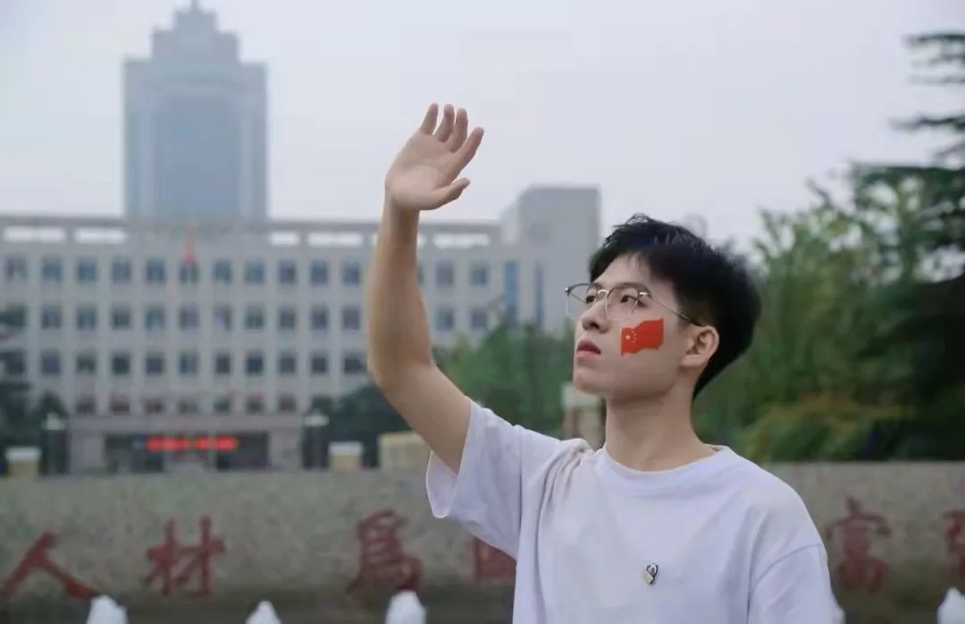 彭天宇,文学院2020级硕士研究生,在《华灯初上》中饰演华岗.