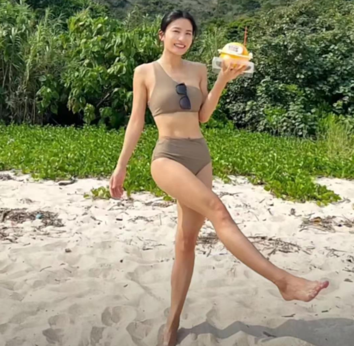 模特林芊妤穿比基尼秀身材!前凸后翘曲线优美,坐沙滩上姿势性感