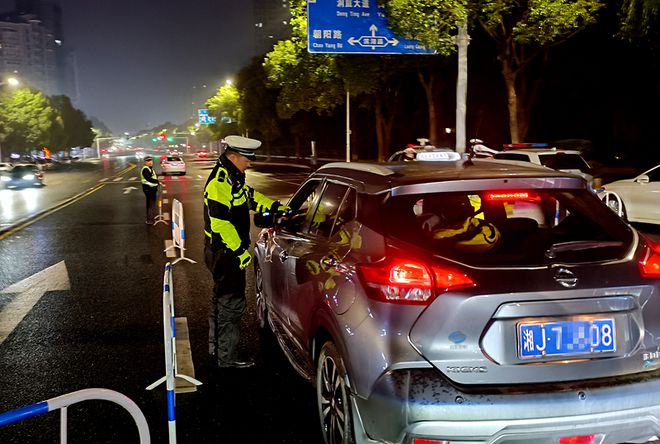 常德交警直属一大队:"零点"行动查酒驾 冬季攻势再升温