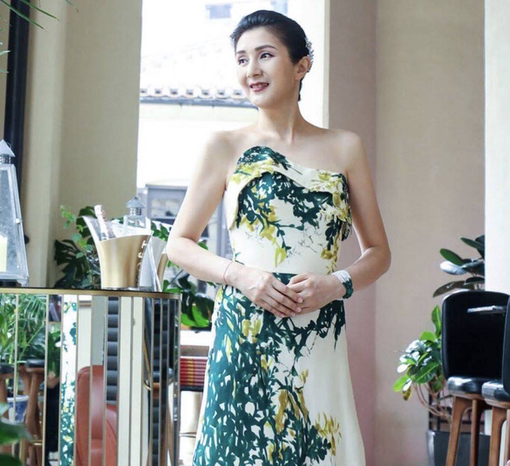 恭喜!55岁前港姐王爱伦喜得高颜值男孙,如愿升级做婆婆