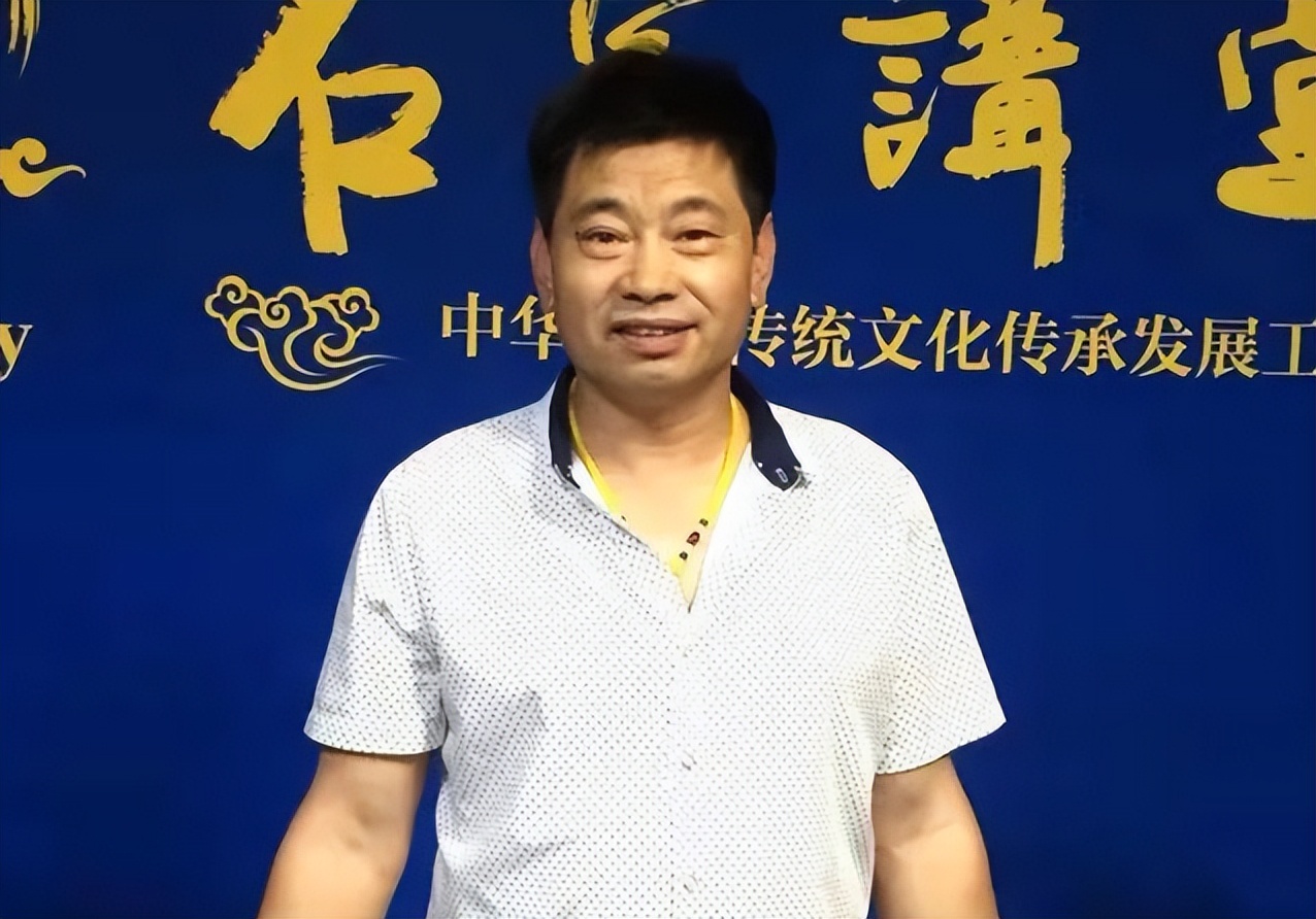 在北京书画精英作品展上文化部原副部长潘震宙为画家田克军颁奖