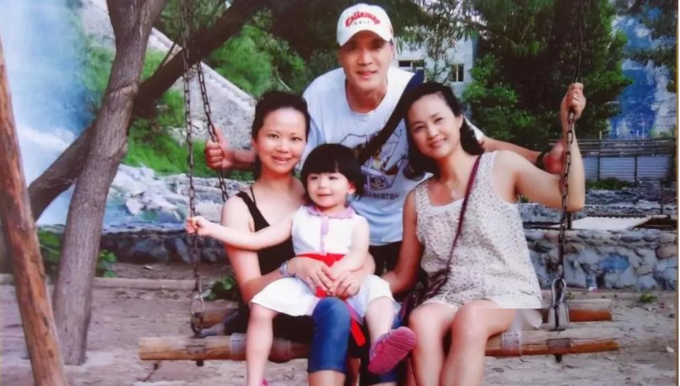 标题:演员奚望,在继父刘之冰的支持下离婚,她与女儿的现状如何