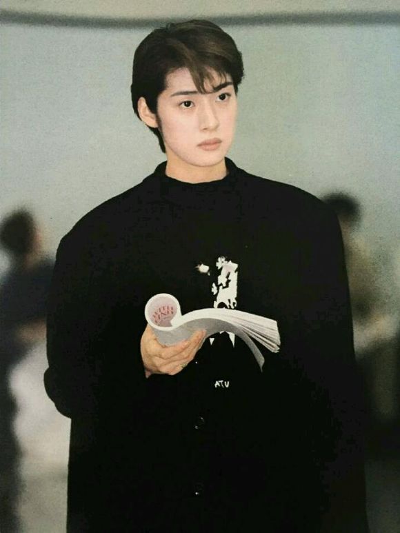 天海佑希:身高1.73米,帅到雌雄莫辨,55岁未婚喜欢一个人生活