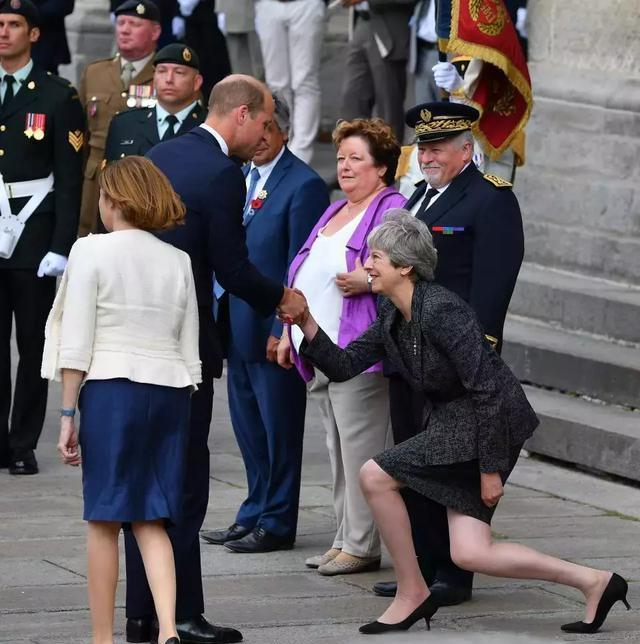 戴安娜行屈膝礼优雅得像仙女,却在泰国行错了礼,梅根行礼像侍女