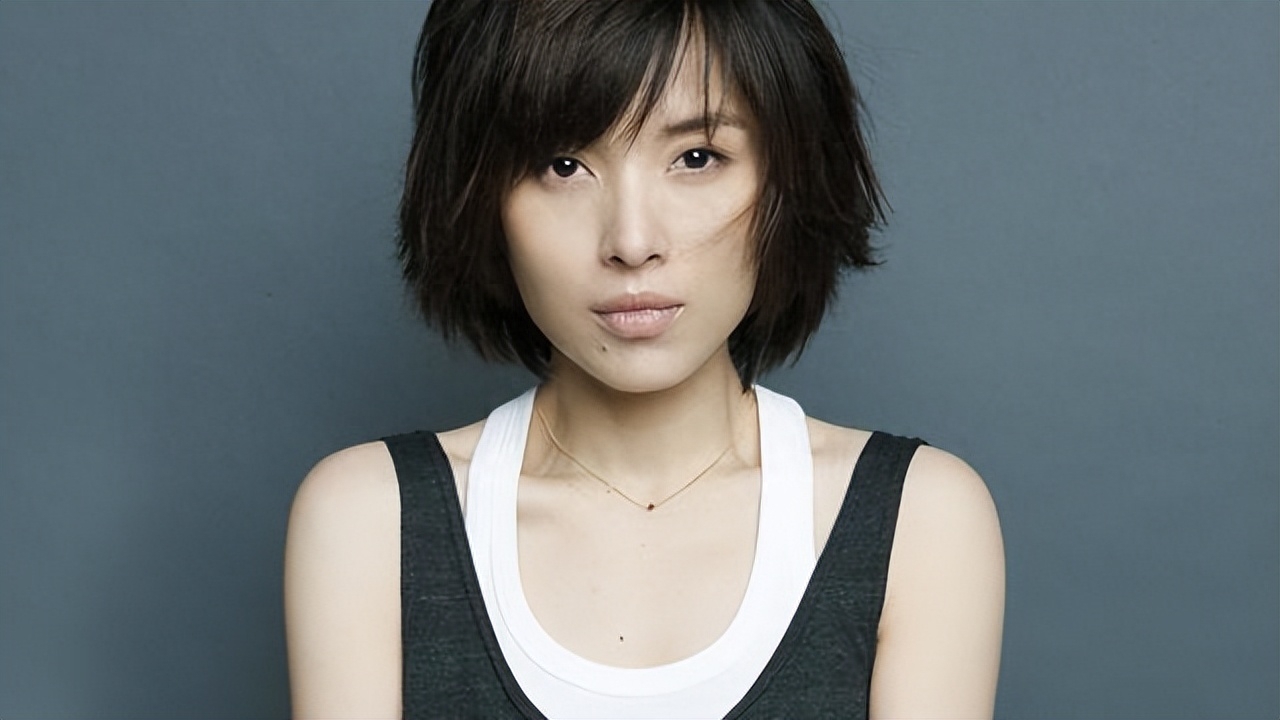 她也是北电96表演班所有同学中第一个获得国际影后的演员,李佳也凭借