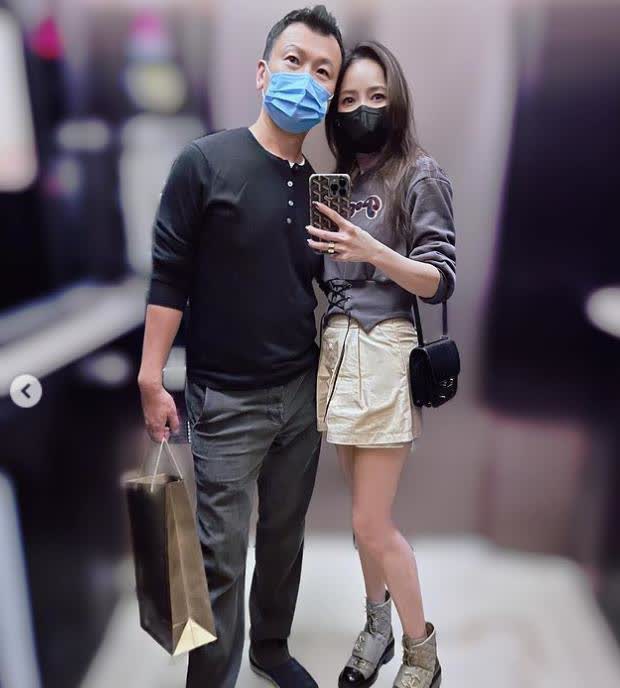 侯佩岑结婚11周年,玫瑰花蛋糕,身穿璀璨红钻,雍容华贵