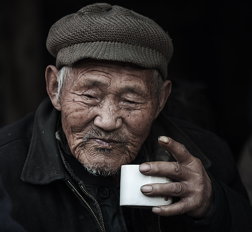 老头悠闲喝茶的图片图片