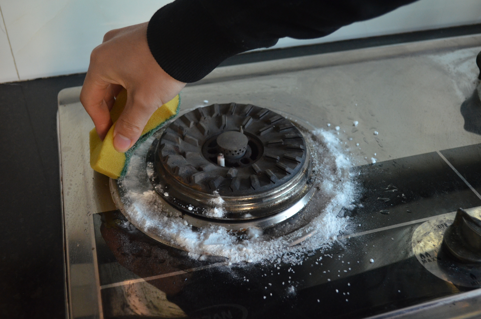 不管煤气灶有多脏,教你不用一滴热水,再脏的灶台一擦就变干净