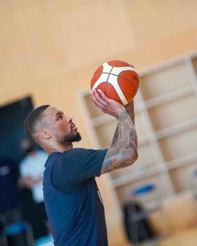 图为来自波特兰开拓者队的利拉德正在练习投篮.