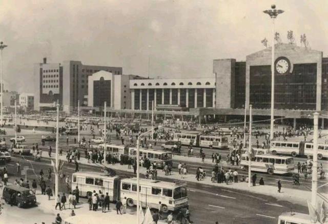 90年代哈尔滨的老照片,回忆当年的"冰城"街道,看你是否熟悉