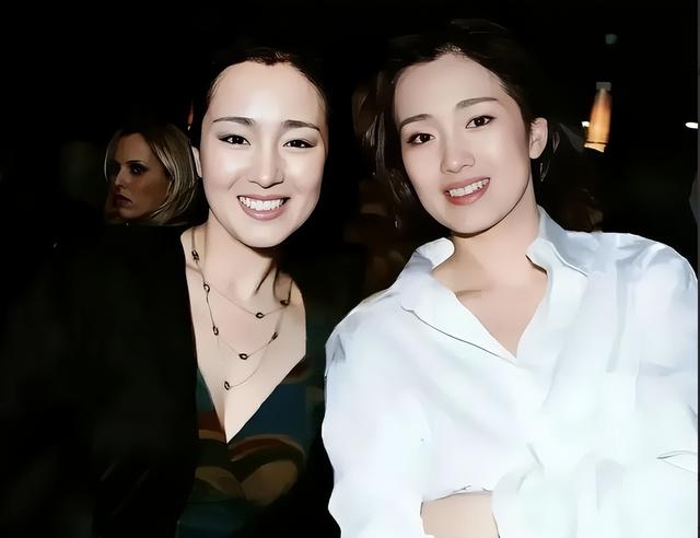 巩俐和替身的合影,俩人几乎一模一样,这谁能分清她俩谁是谁?