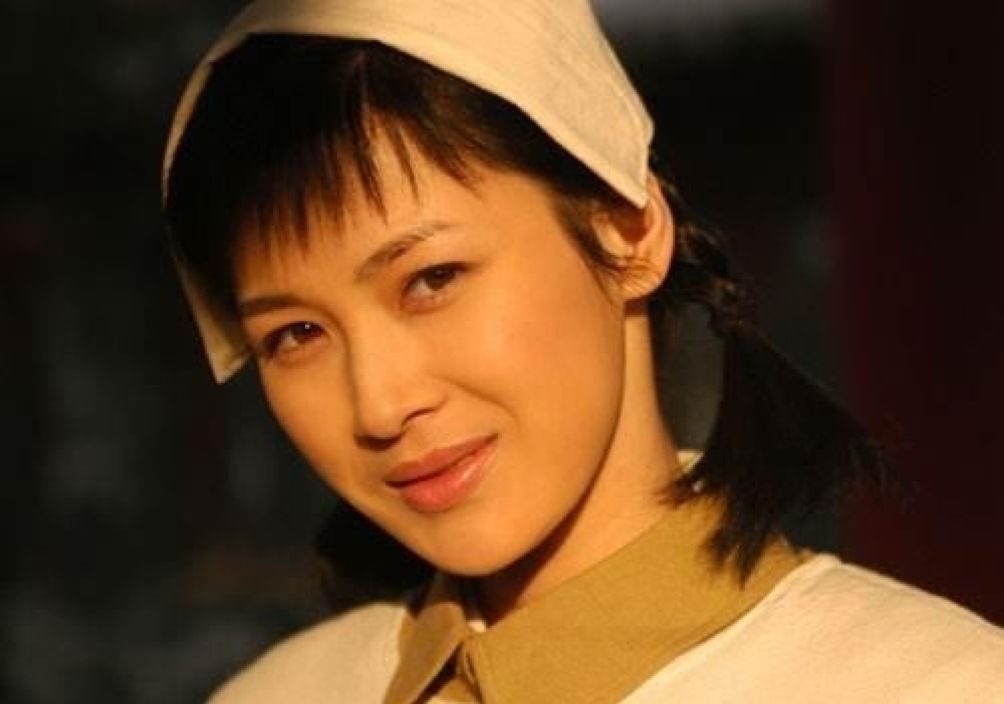 抛弃相恋5年的周一围,嫁50亿公司老总,现自食恶果打工还债