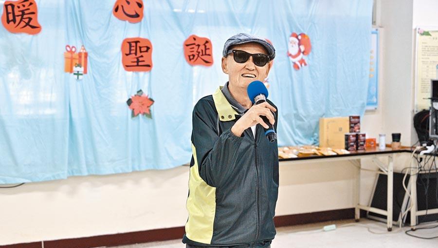 73岁的残疾歌星李炳辉,举纸牌向路人乞讨,他的穿着过于消瘦