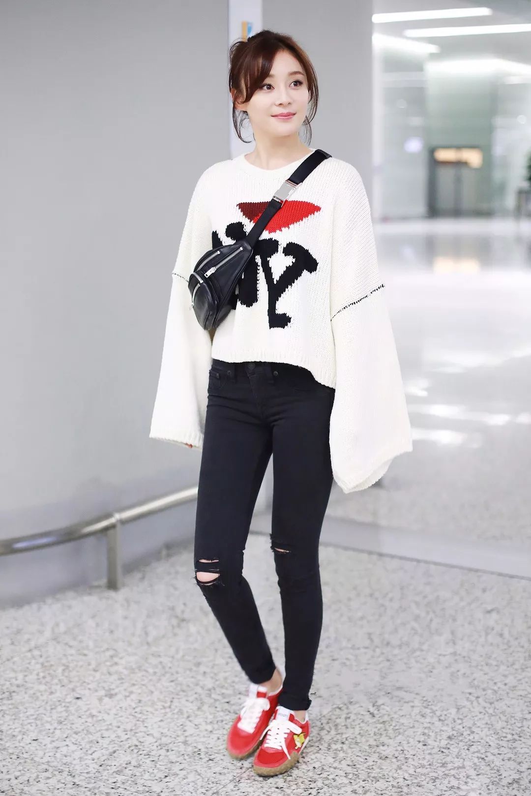 "绿豆芽"的紧身牛仔裤,袁姗姗的朝天髻,网友:真潇洒