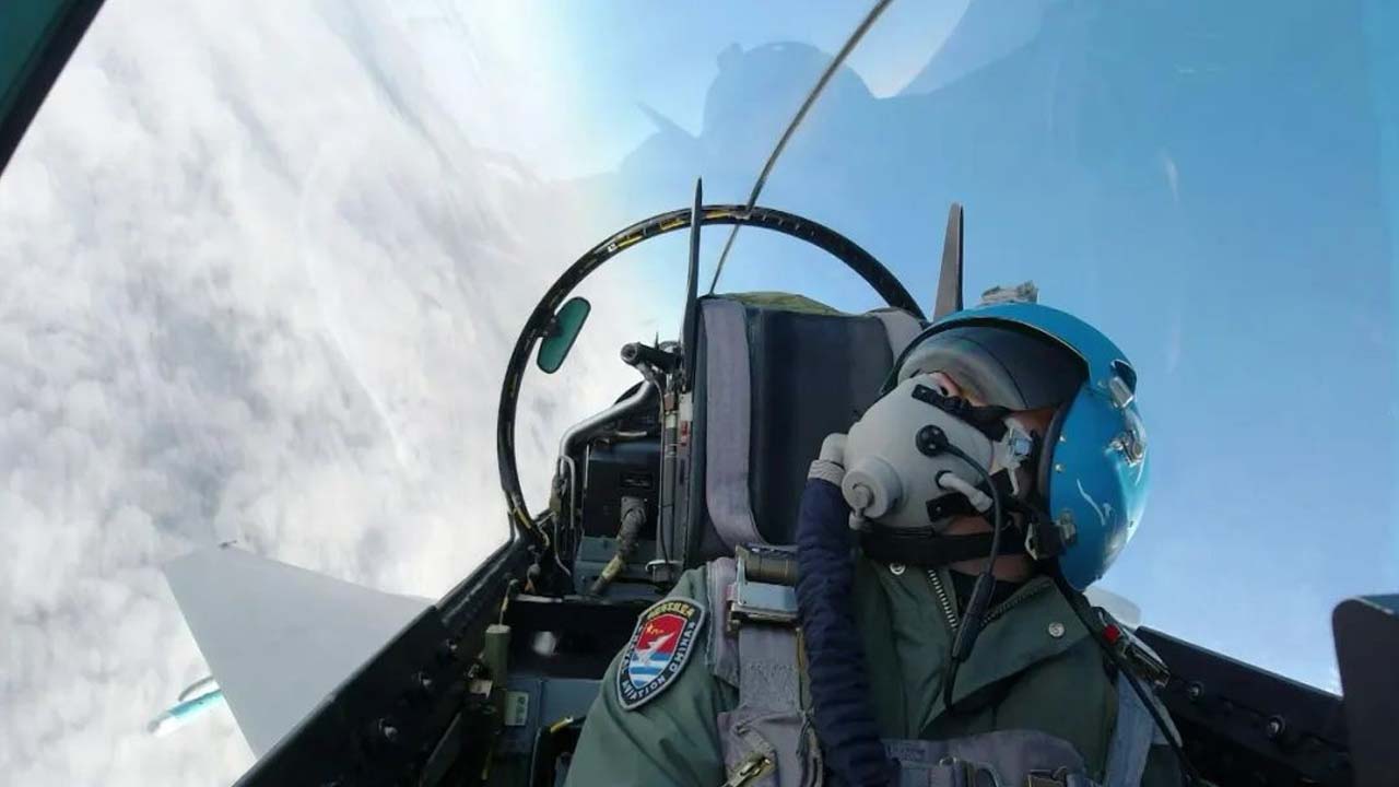 外机逼近,解放军战机却没油了,飞行员的后续动作火了,视频曝光