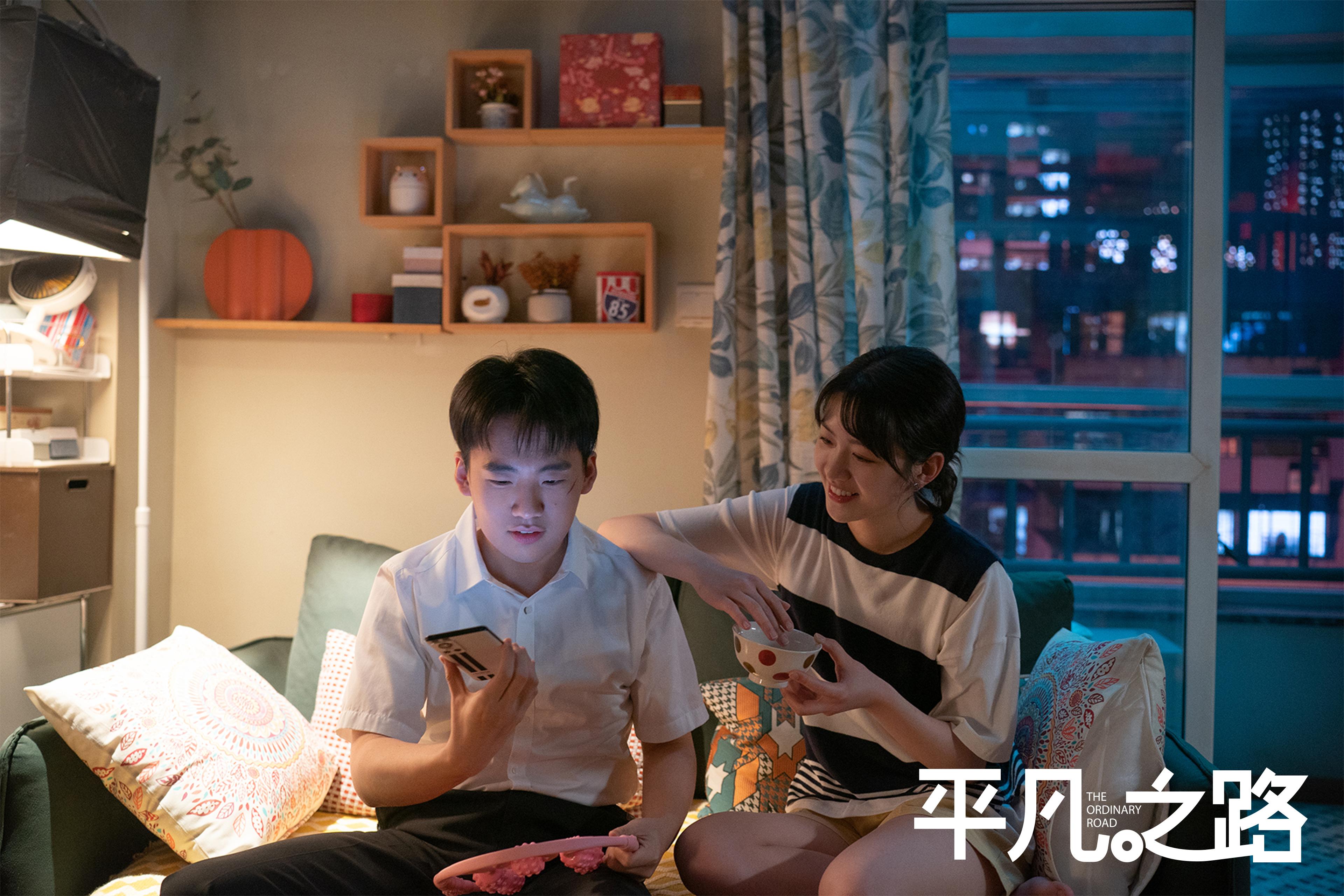 央媒发文表扬《平凡之路》,女n号演技惊艳众人